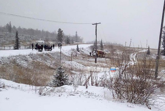 В Якутии из-за гололеда перевернулся автобус