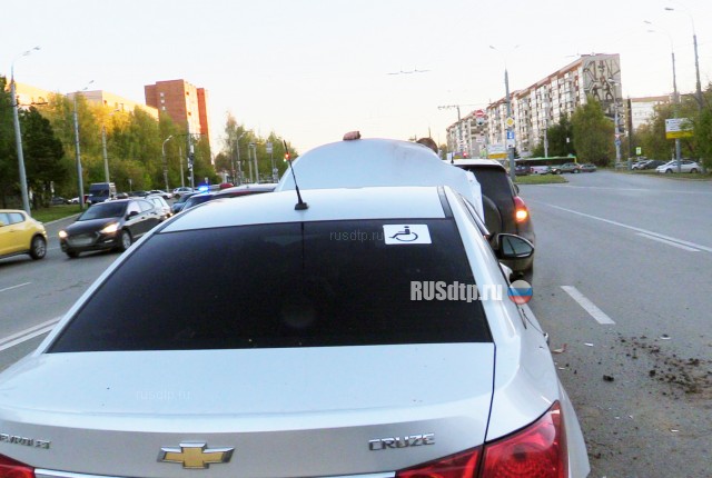В Ижевске потерявший сознание таксист совершил массовое ДТП. ВИДЕО