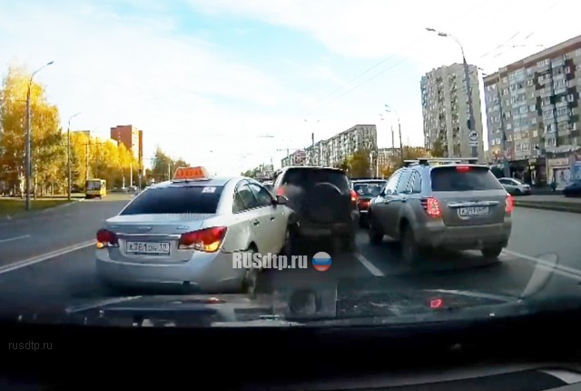 В Ижевске потерявший сознание таксист совершил массовое ДТП. ВИДЕО