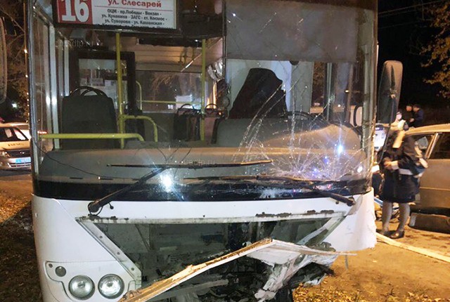 В Каменске-Уральском в ДТП с участием автобуса один человек погиб и 16 пострадали