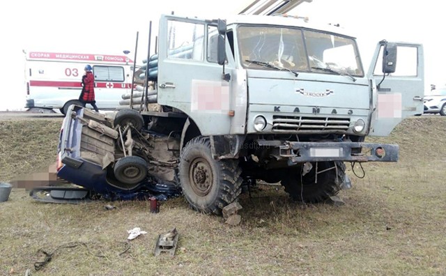 В Башкирии водитель и пассажир ВАЗа погибли под встречным КАМАЗом