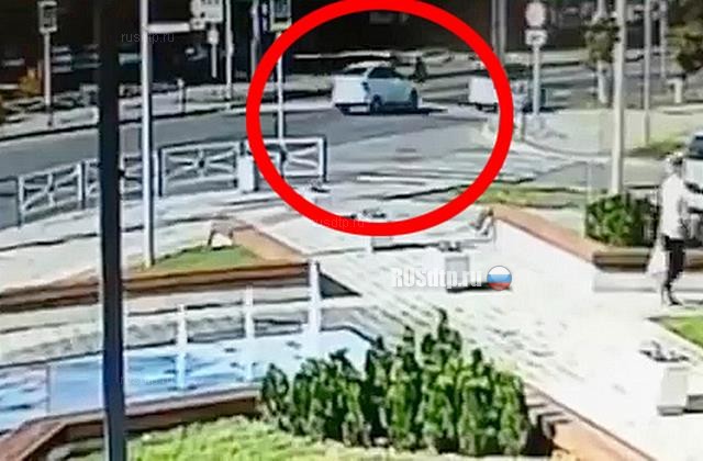 В Майкопе «Лада Приора» сбила женщину с 1,5 годовалым ребенком. ВИДЕО В Майкопе «Лада Приора» сбила женщину с 1,5 годовалым ребенком. ВИДЕО