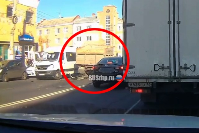 В Курске грузовик без тормозов устроил погром на встречной полосе. ВИДЕО