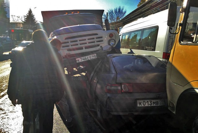 В Курске грузовик без тормозов устроил погром на встречной полосе. ВИДЕО