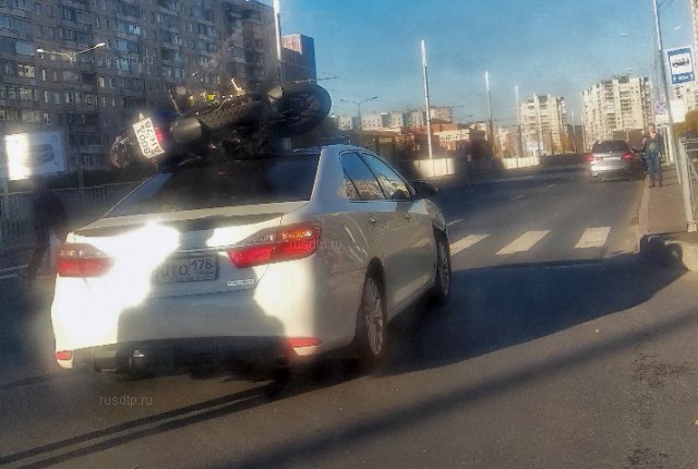 В Петербурге в результате ДТП мотоцикл оказался на крыше автомобиля. ВИДЕО