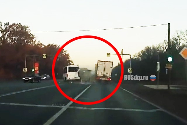 ДТП с участием автобуса и фуры в Рязанской области попало на видео