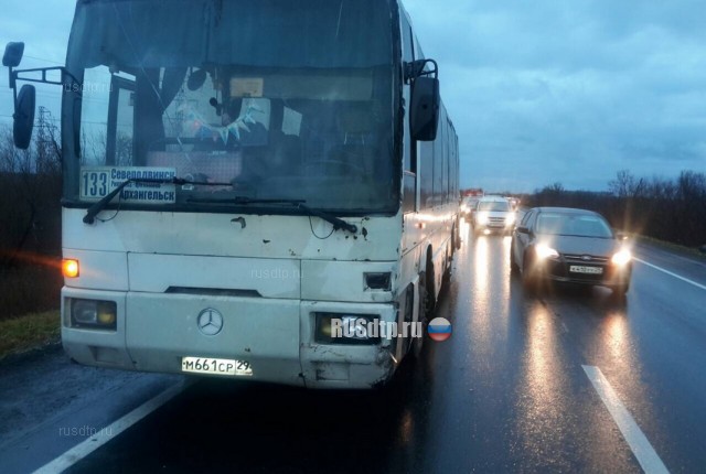 Под Архангельском уснувший таксист протаранил рейсовый автобус и внедорожник. ВИДЕО