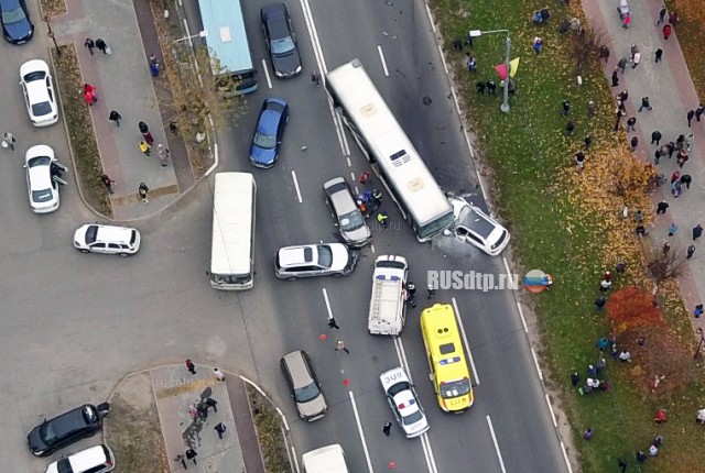 В Серпухове столкнулись кроссовер и автобус. ВИДЕО