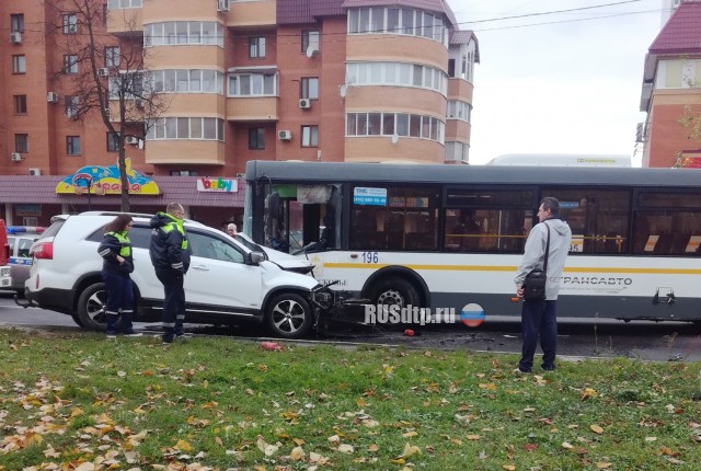 В Серпухове столкнулись кроссовер и автобус. ВИДЕО