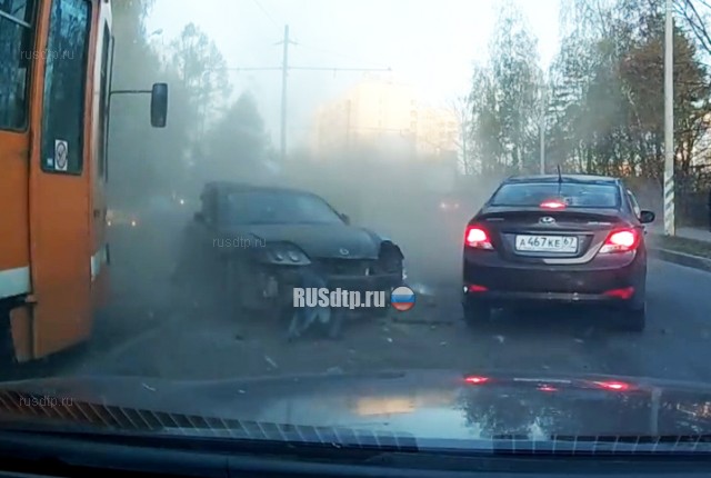 Видеорегистратор запечатлел момент столкновения автомобиля с трамваем в Смоленске