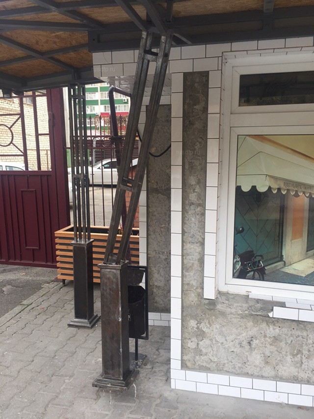 В Ставрополе автомобиль врезался в здание кафе. ВИДЕО
