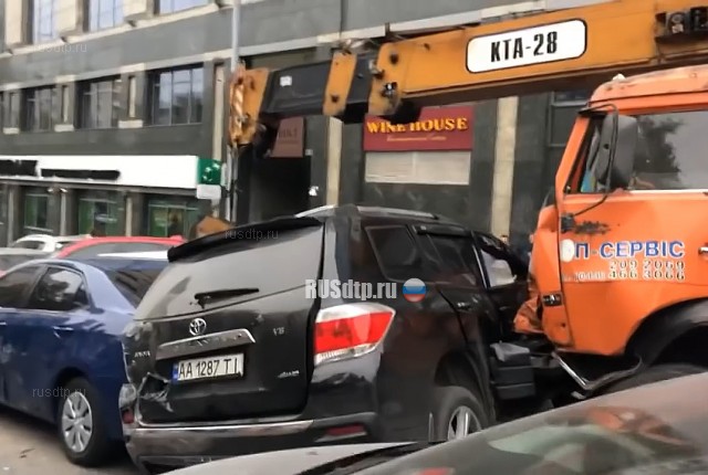 Автокран без тормозов смял 17 автомобилей на бульваре Леси Украинки в Киеве. ВИДЕО