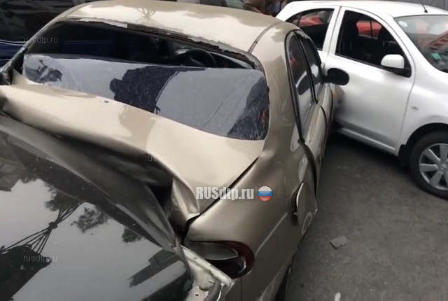 Автокран без тормозов смял 17 автомобилей на бульваре Леси Украинки в Киеве. ВИДЕО