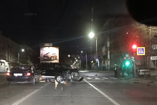 ВАЗ-2110 и кроссовер столкнулись на улице Мира во Владимире. ВИДЕО