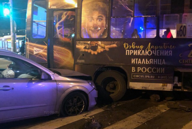 В Петербурге лихач на BMW врезался в маршрутку и сбежал. ВИДЕО