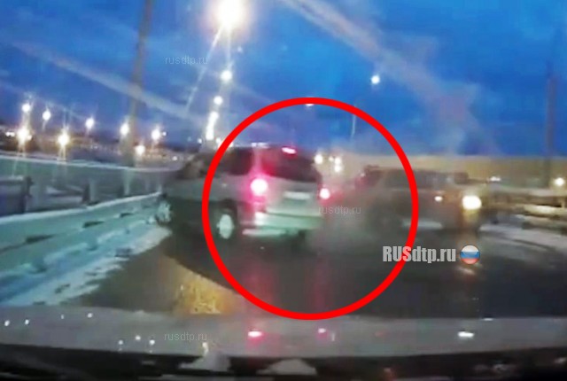 Момент массового ДТП на Бугринском мосту в Новосибирске попал на видео