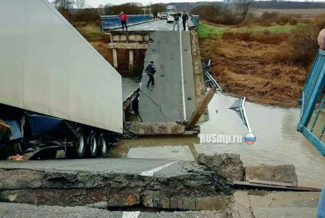 В Приморье рухнувший под фурой мост смял автомобиль с людьми