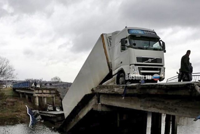 В Приморье рухнувший под фурой мост смял автомобиль с людьми