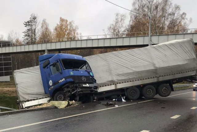 На Минском шоссе дальнобойщика выбросило на дорогу через лобовое стекло. ВИДЕО