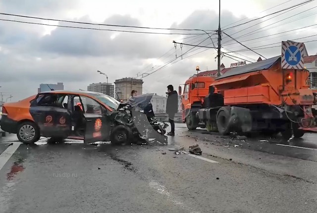 Каршеринговый автомобиль столкнулся со снегоуборочной машиной в Москве
