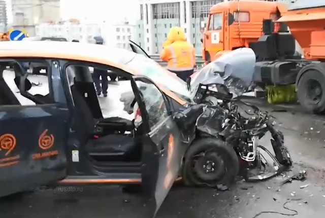 Каршеринговый автомобиль столкнулся со снегоуборочной машиной в Москве