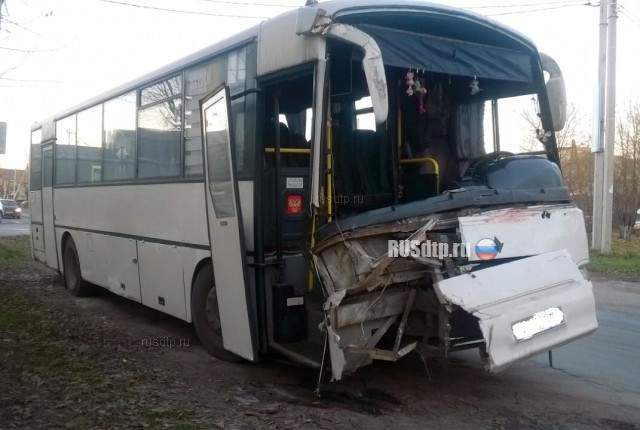 11 человек пострадали в ДТП с участием автобуса и грузовика в Иванове