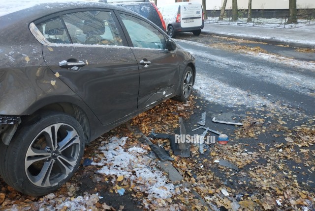 В Петербурге лихач на «Мерседесе» протаранил 7 припаркованных машин и скрылся