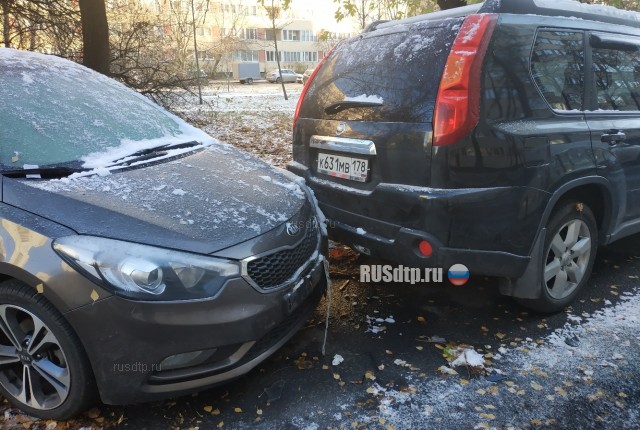 В Петербурге лихач на «Мерседесе» протаранил 7 припаркованных машин и скрылся