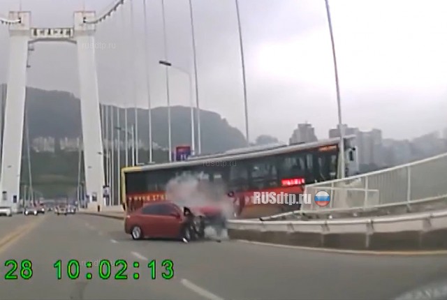 В Китае автобус упал с моста из-за буйной пассажирки. ВИДЕО