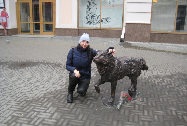 В Челябинске установили памятник погибшему в ДТП псу