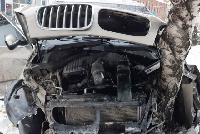 В Новосибирске пьяный водитель на BMW X5, скрываясь от полицейских, совершил ДТП и сбил пешехода