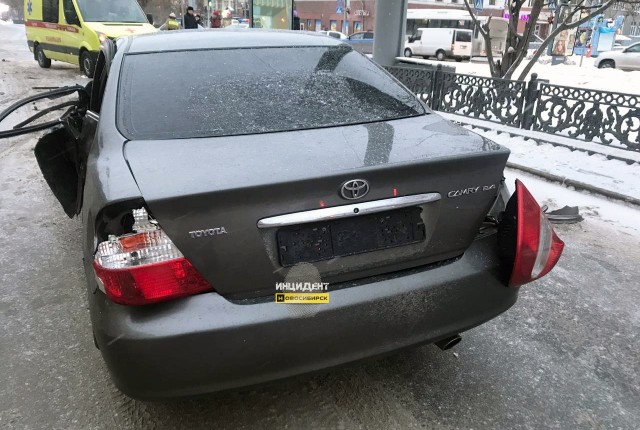 В Новосибирске пьяный водитель на BMW X5, скрываясь от полицейских, совершил ДТП и сбил пешехода