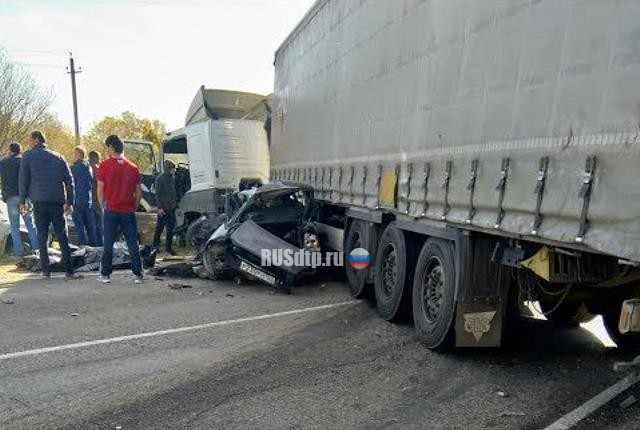 На Кубани в ДТП с участием фуры и легкового автомобиля погибли два человека