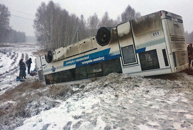 В Омской области перевернулся автобус с 45-ю пассажирами