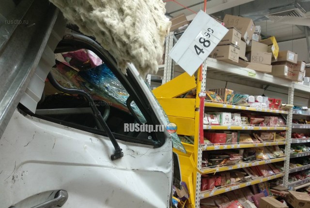 Грузовик без тормозов въехал в супермаркет в Иркутске. ВИДЕО