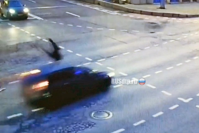 В Петербурге велосипедист попал под колеса автомобиля. ВИДЕО