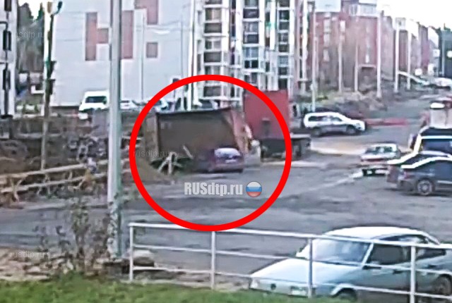 В Петрозаводске самосвал раздавил Chevrolet Lanos. ВИДЕО