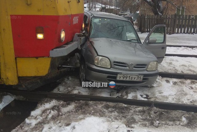 Камера запечатлела момент столкновения автомобиля и трамвая в Барнауле
