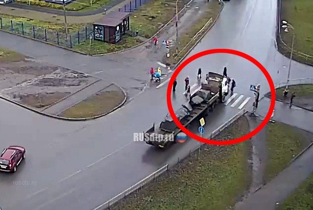В Петрозаводске грузовик въехал в толпу пешеходов. ВИДЕО