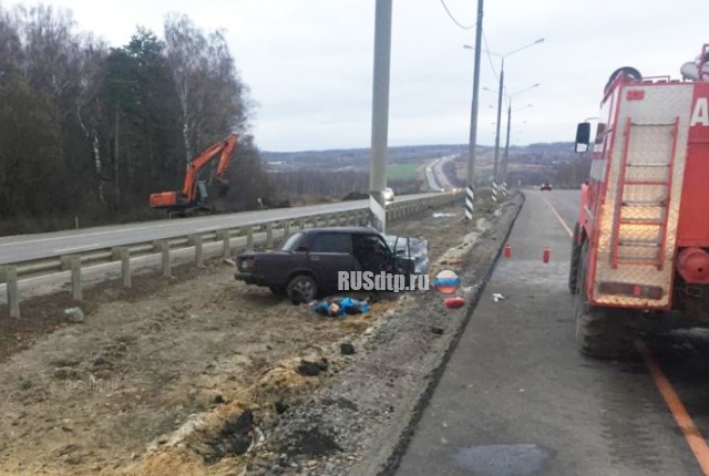 ВАЗ-2107 смяло от столкновения со столбом на трассе М-2 "Крым" в Ясногорском районе