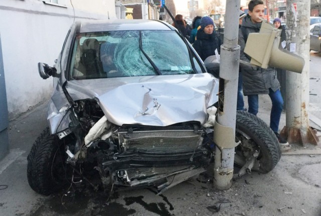 В Екатеринбурге автомобиль сбил женщину с коляской. ВИДЕО