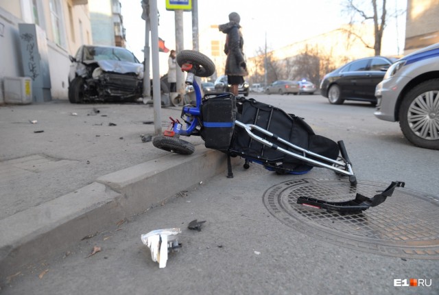 В Екатеринбурге автомобиль сбил женщину с коляской. ВИДЕО