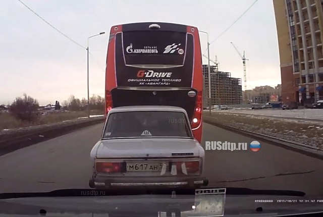 Автобус ХК Авангард попал в ДТП в Омске. ВИДЕО