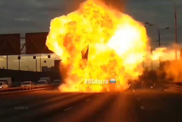 Момент взрыва автомобиля на ТТК в Москве попал на видео