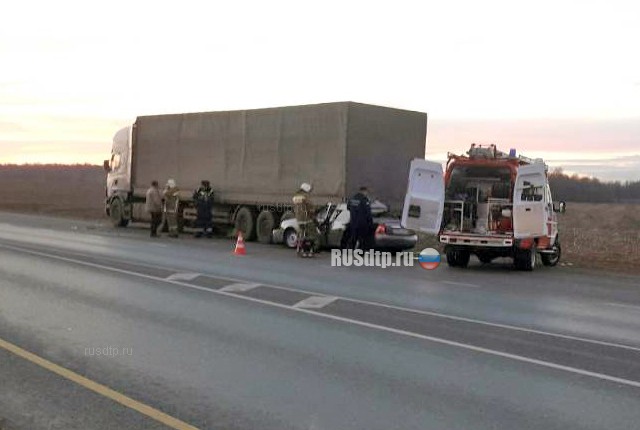 В Сергиевском районе водитель «Лады» погиб, въехав в стоящую фуру