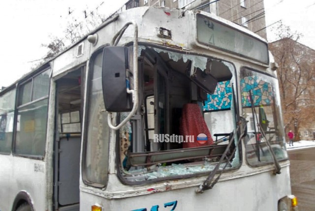 В Екатеринбурге троллейбус сбил подростка и врезался в киоск
