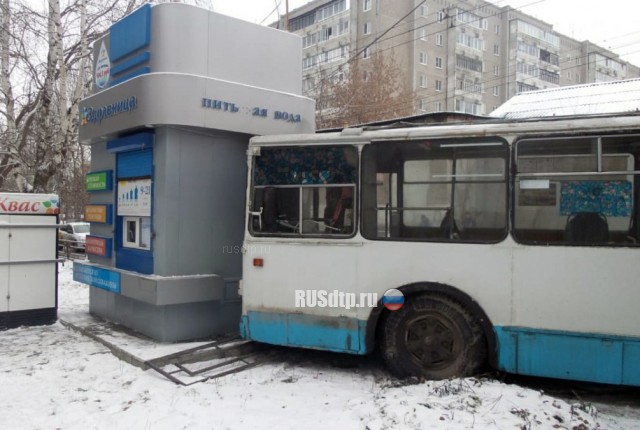 В Екатеринбурге троллейбус сбил подростка и врезался в киоск