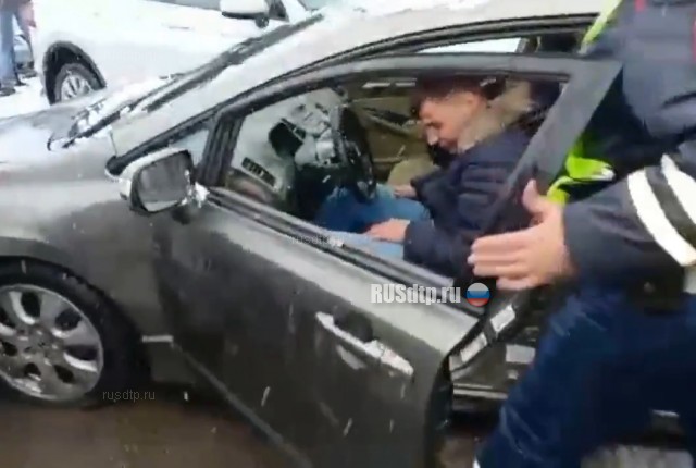 В Набережных Челнах 38-летний водитель разбил 10 машин на парковке
