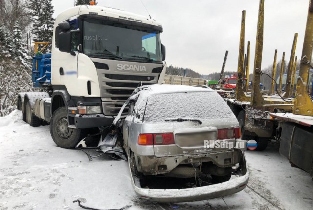 Мужчина погиб при столкновении «Тойоты» с двумя грузовиками под Томском