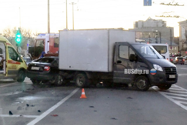 Мужчина погиб в ДТП на площади Александра Невского в Петербурге. ВИДЕО